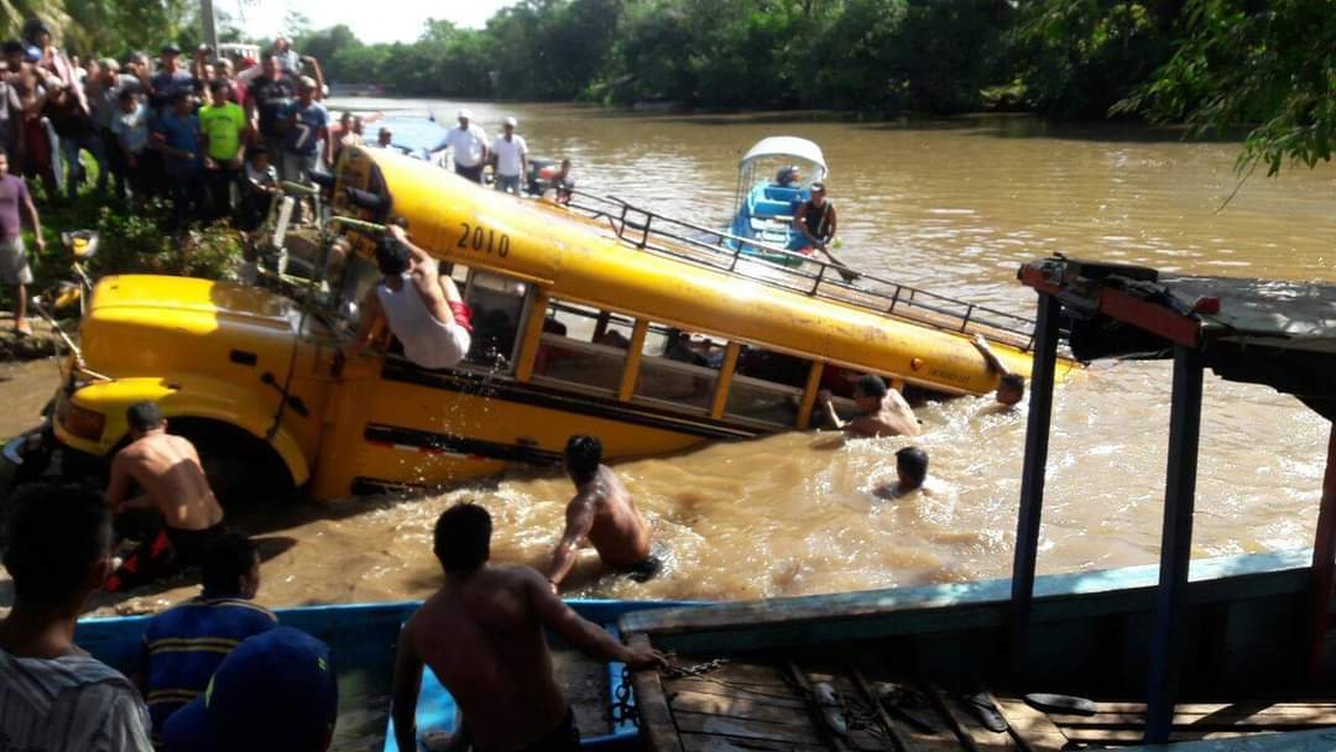 Momento en el que tratan de sacar el bus del río en el accidente ocurrido en el 2017.