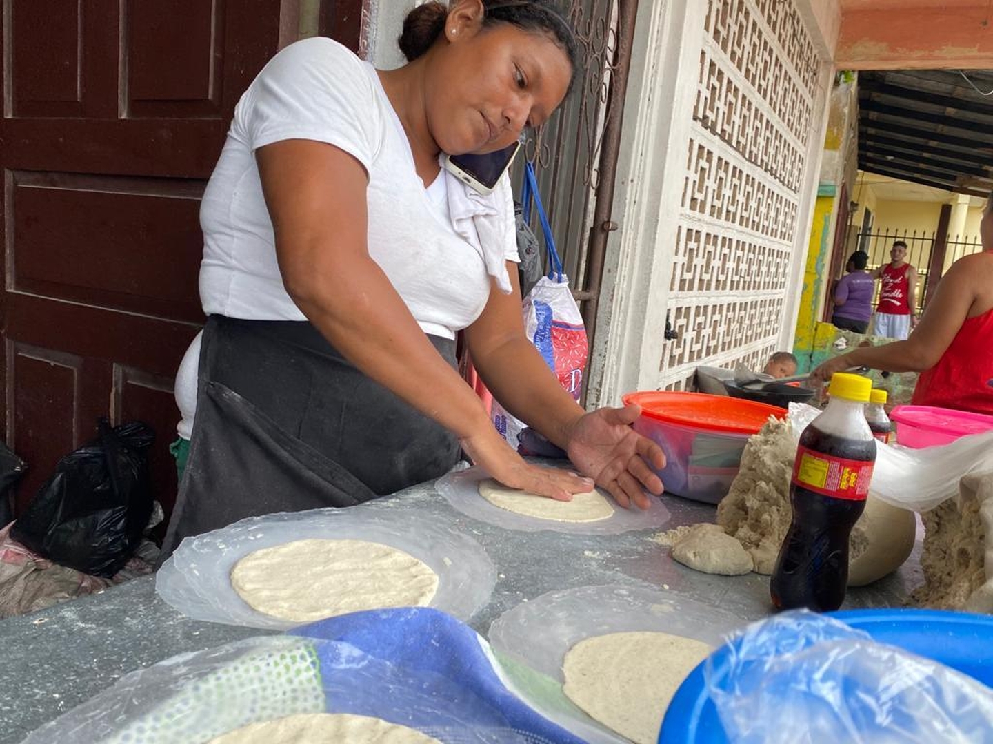 Isabel Alemán ha conseguido en la venta de tortillas, gallopinto y café una forma de sostener a sus tres hijos.