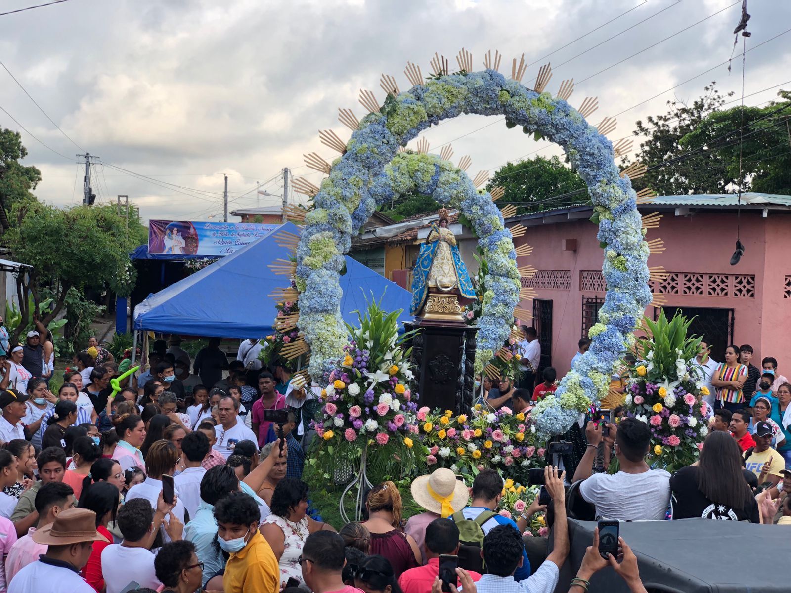 Cientos de fieles católicos acompañaron a la Virgen del Hato en la romería que la lleva a su casa en El Viejo, Chinandega.