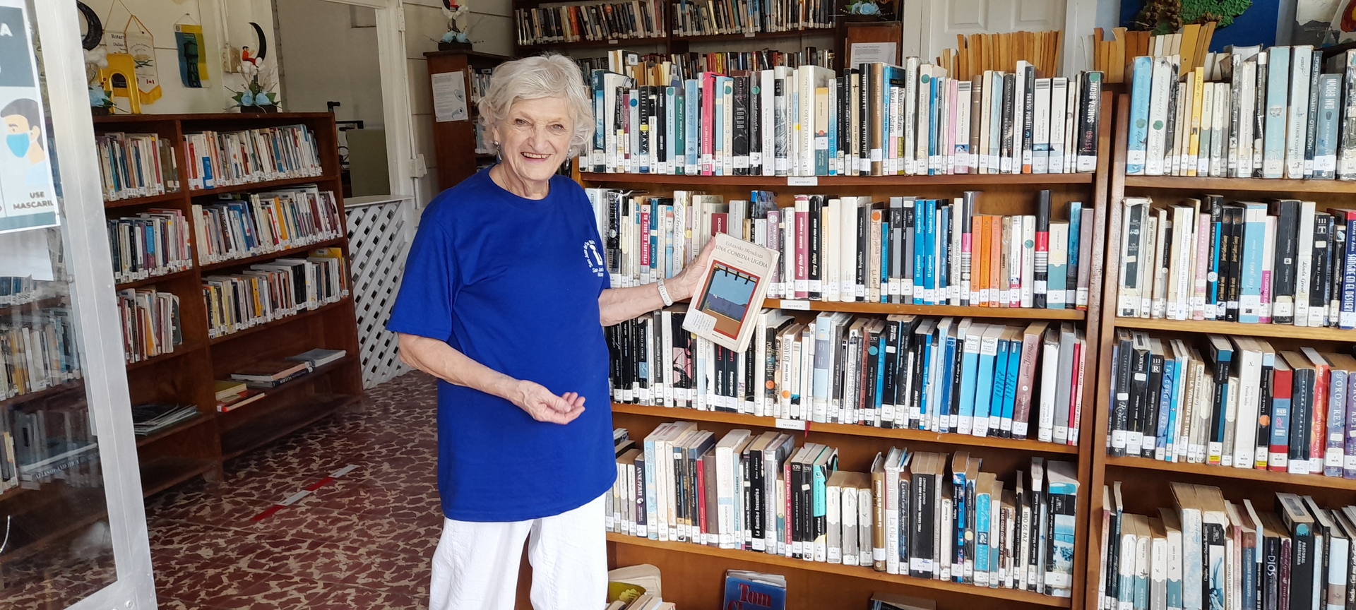  La señora Jane Mirnadette, mostrando parte de los libros que están a la disposición de todo público y de manera gratuita, para cualquier ciudadano que desee consultar un buen libro. 