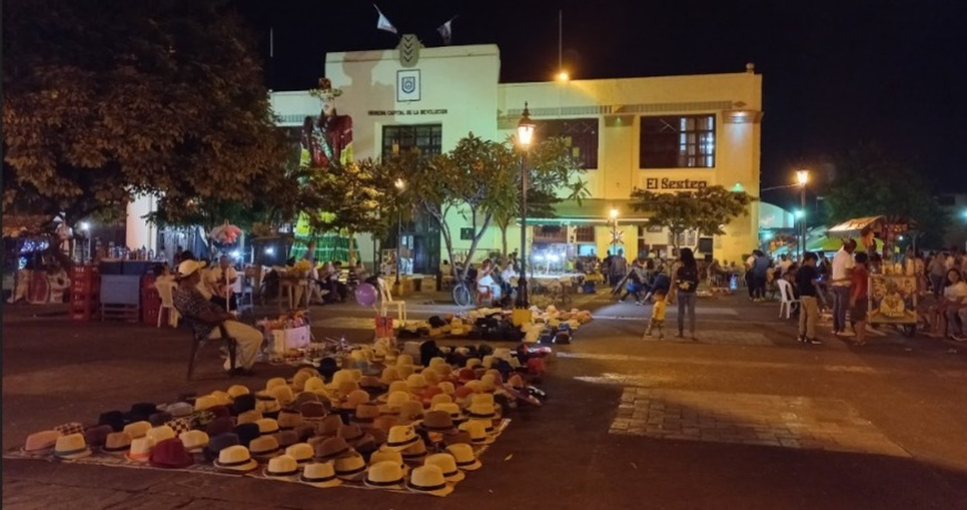 Ambiente de las noches de compras en León. Comerciantes preocupados por poca circulación de divisas en noche de compras.