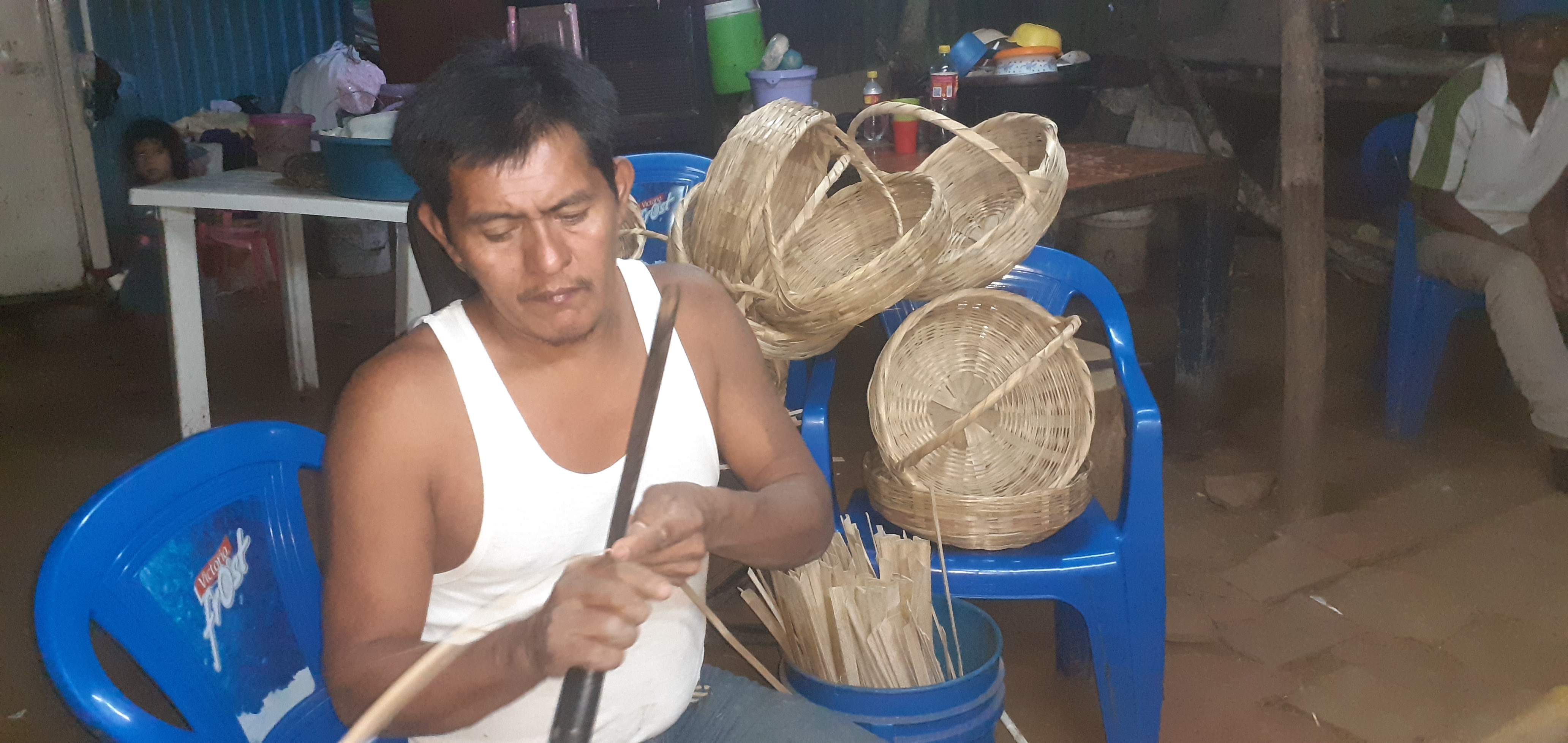 El artesano Manuel López teje canastas en horas nocturnas porque por la mañana se desempeña como agricultor.