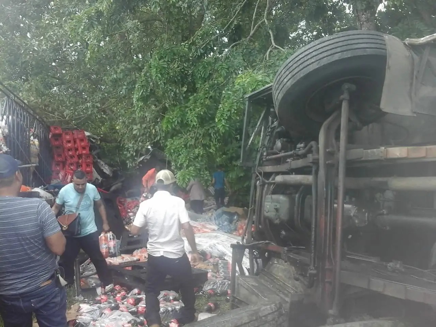 Nueve personas resultaron lesionadas en colisión de furgón contra un bus en Río San Juan