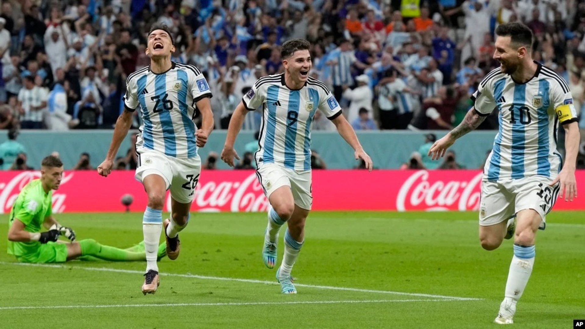 El argentino Nahuel Molina, (izquierda) celebra con Julián Álvarez, al centro, y Lionel Messi después de anotar el gol inicial en el partido de cuartos de final de la Copa Mundial entre Países Bajos y Argentina, en Qatar, el viernes 2 de diciembre de 2019. 9 de enero de 2022.