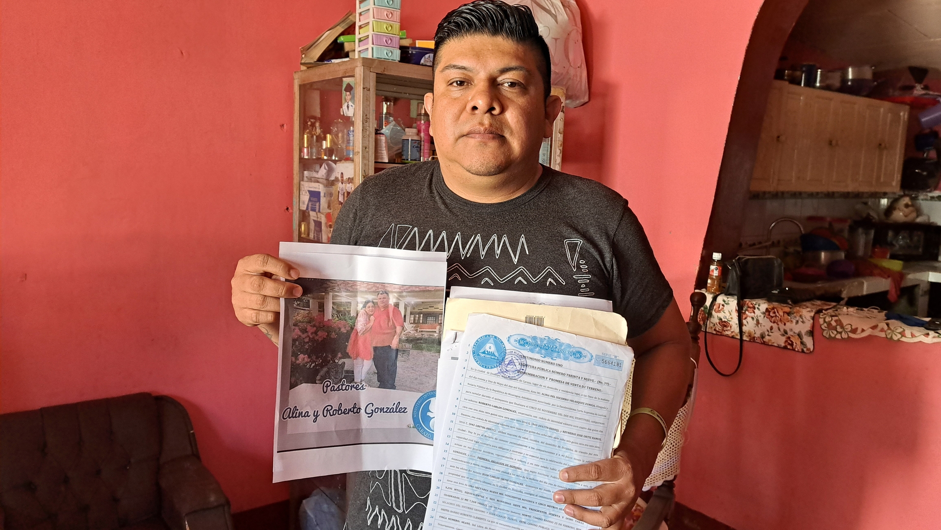 El profesor Reynerio Ortiz, sostiene en sus manos los documentos legales con firma y sellos originales entregados de mano de los pastores evangélicos.