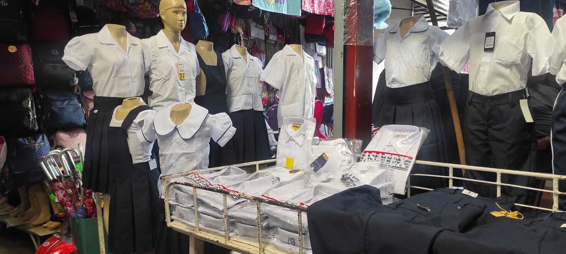 Cuadernos, uniformes y mochilas han subido de precio este año, se quejan familias de Masaya. 