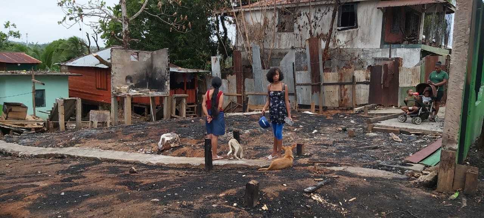 Las viviendas de Jeanette Blanco, Judith Blanco y Cherrynel Blanco, en el barrio Punta Fría se quemaron por completo. 