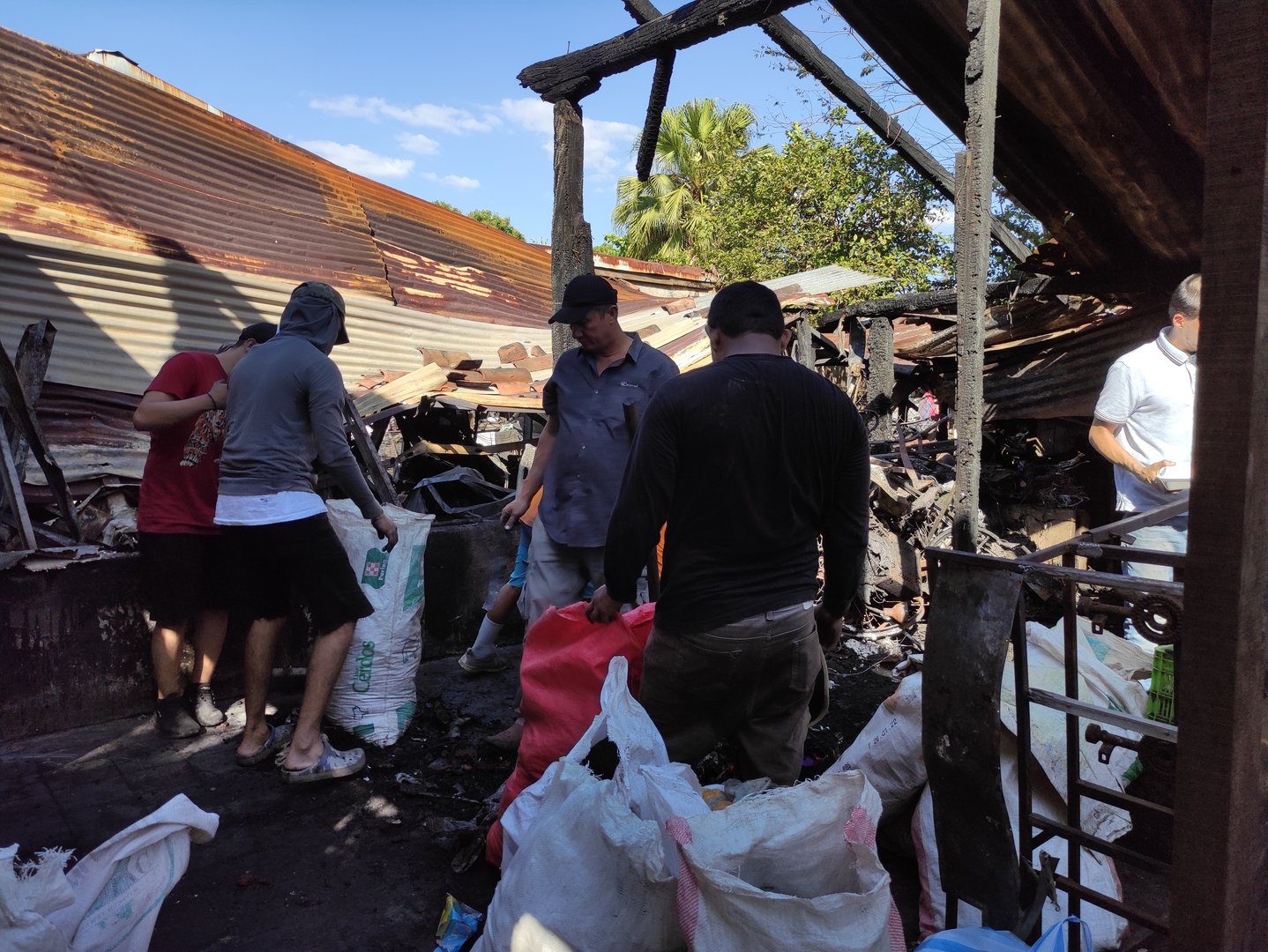Las hermanas Ana y Cristian Gavarrete perdieron todo tras el incendio en su vivienda. 