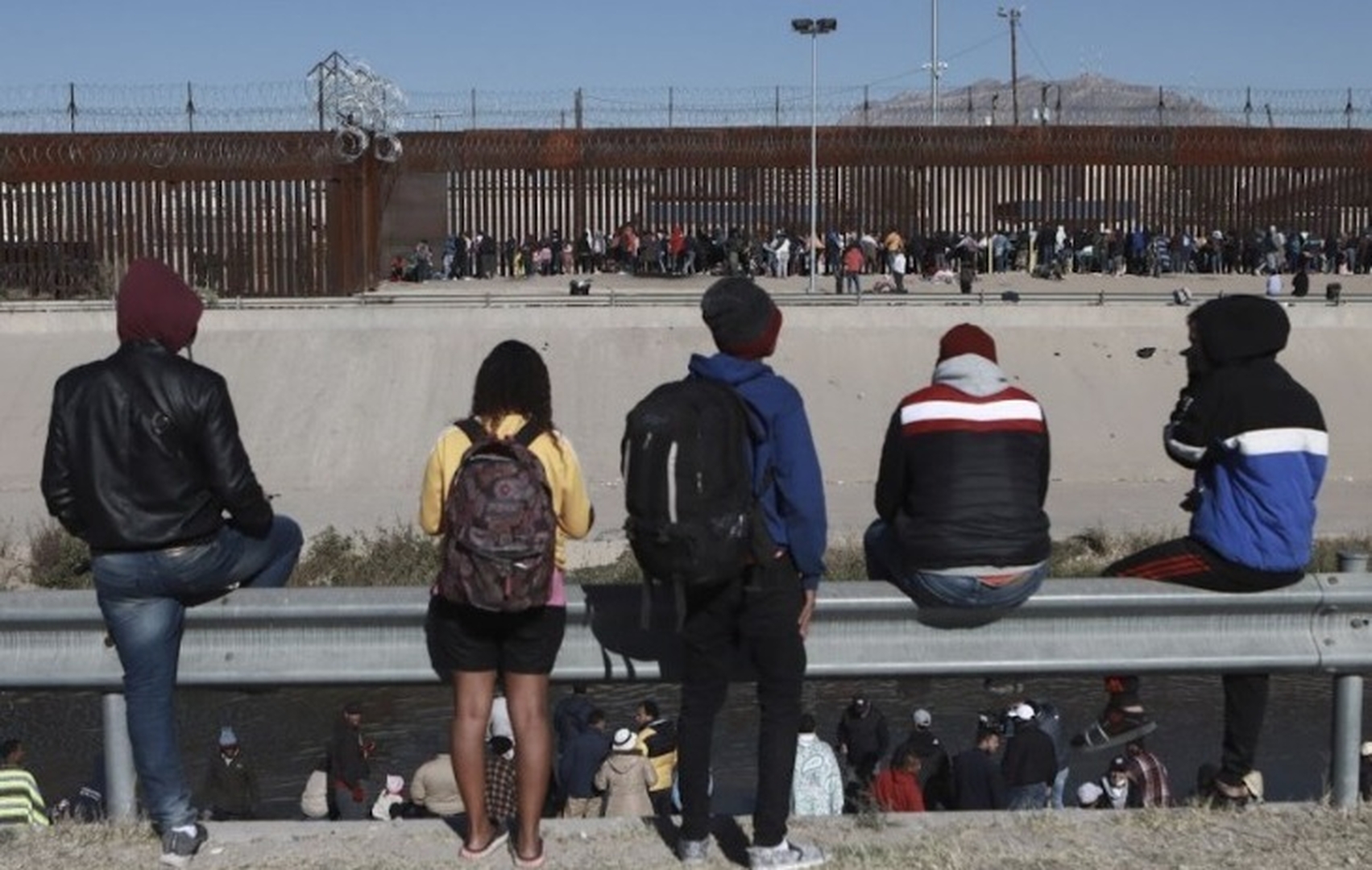 VEL Migrantes observan a otros junto al muro fronterizo en Ciudad Juárez, México.  AFP 