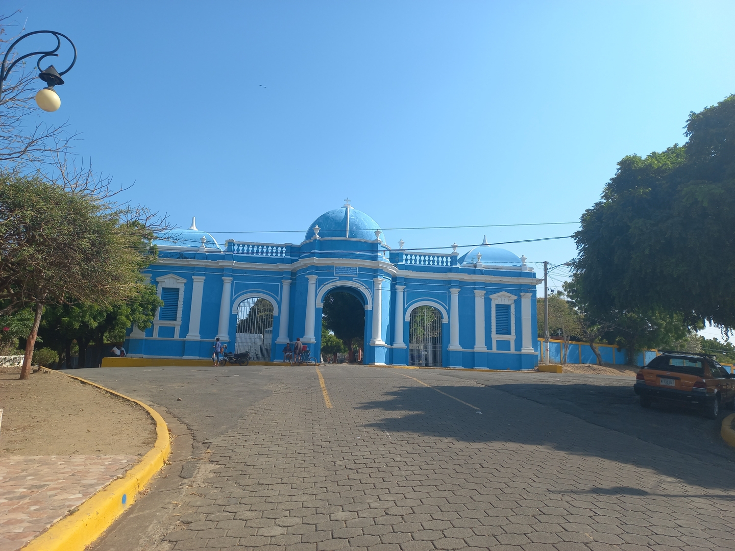 Previo al 30 de mayo, Día de la Madre nicaragüense, ciudadanos rivenses visitan el camposanto San Pedro de Rivas. 