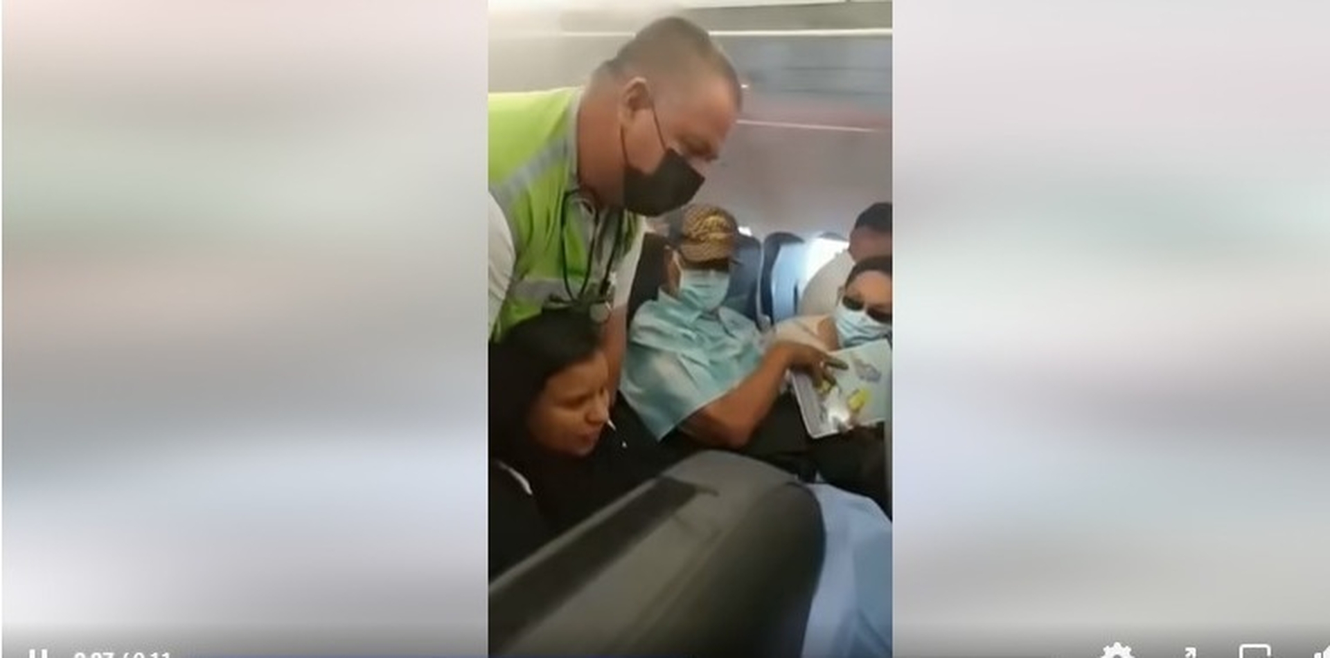 El piloto de la aeronave desvió el vuelo al aeropuerto Int'l de Cancún, en México, para brindar asistencia médica a ambos.
