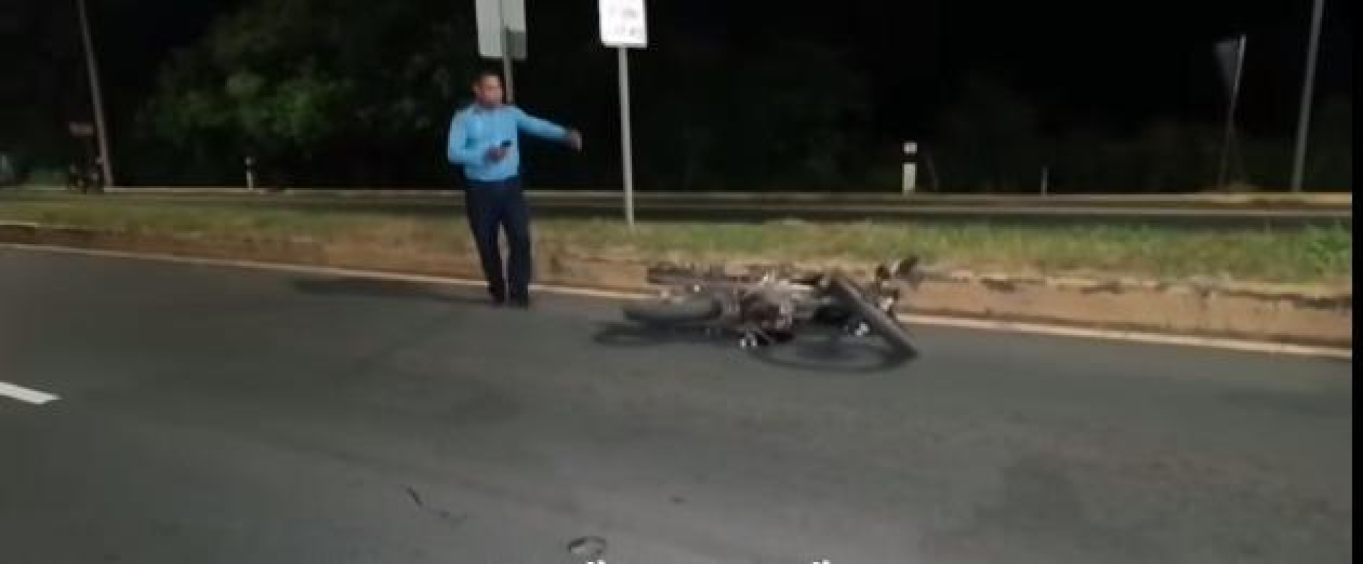 Motociclista muere al estrellarse contra un boulevard en Masaya