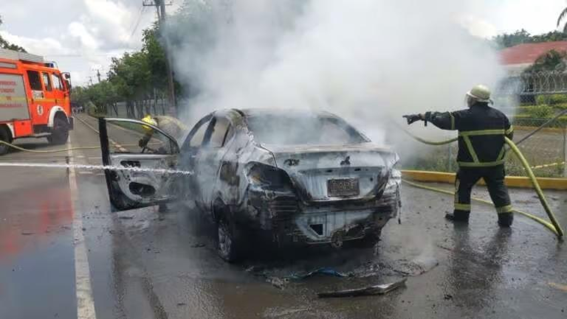 Incendio destruye automóvil en León