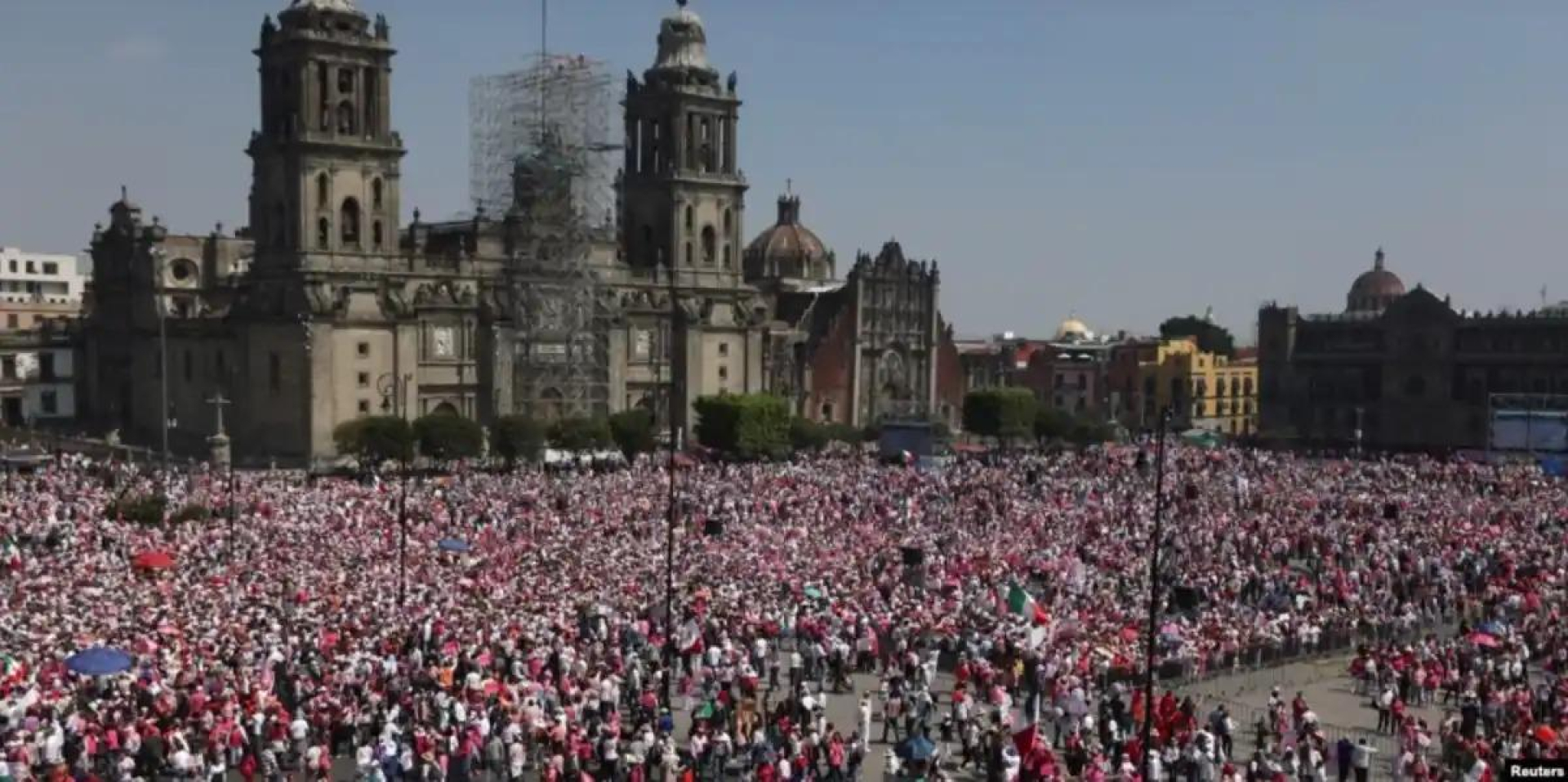 Grupos de oposición mexicanos realizan una protesta en Ciudad de México el 18 de febrero de 2024 contra el gobierno del presidente Andrés Manuel López Obrador, llamando a "defender la democracia".