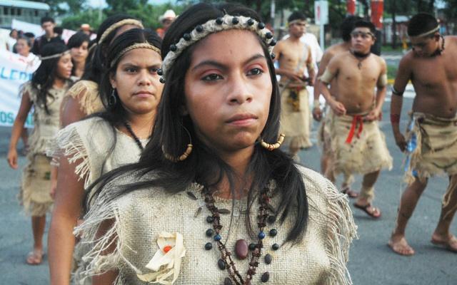 Miembros de una comunidad indígena mostrando su cultura/ El Nuevo Diario
