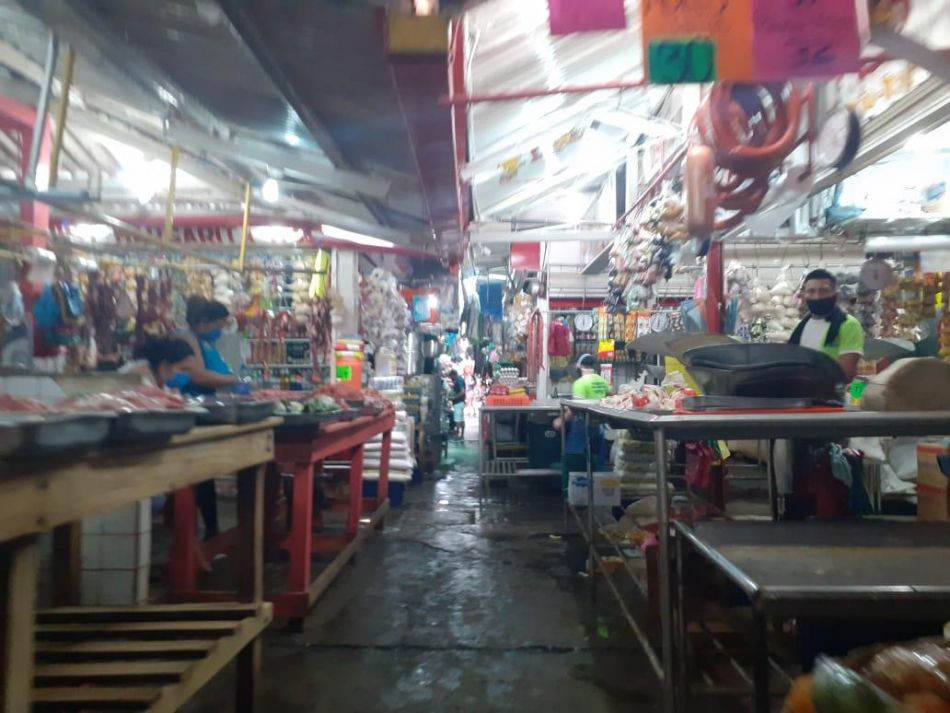 Comerciantes "resisten" el desplome de las ventas en el mercado municipal de Masaya