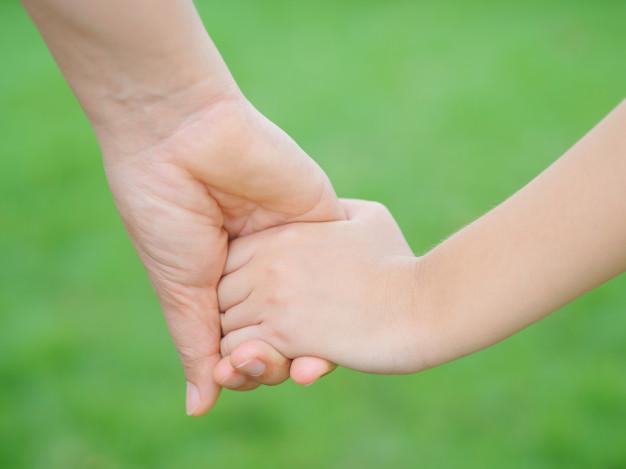 Imagen de referencia de madre sosteniendo la mano de su hijo 
