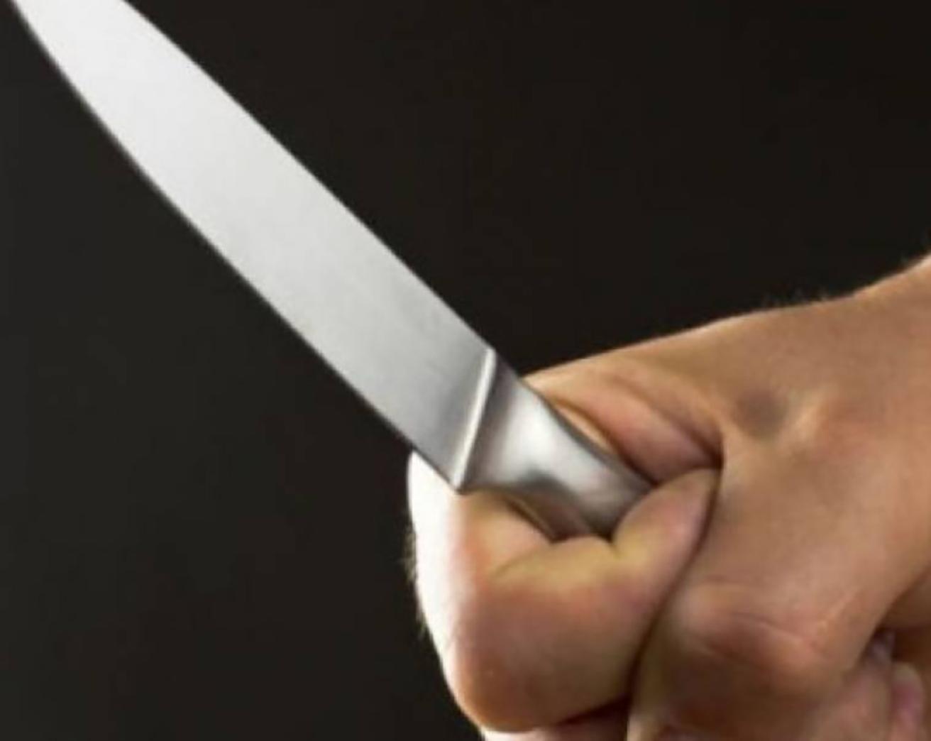 Imagen de referencia de joven con un cuchilló con el que atacó sus padres/imagen tomada del Territorio 