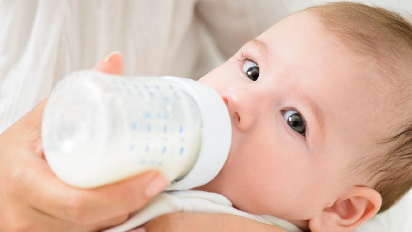 bebé fallece ahogado cuando ingería su pacha con leche/imagen de referencia tomada de somos máma 