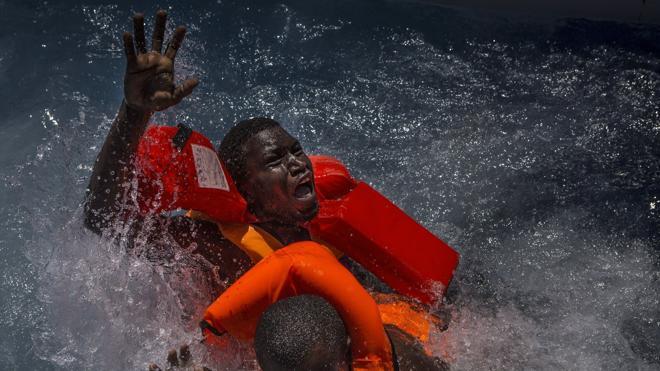 Mueren 74 migrantes al naufragar en el Mediterráneo
