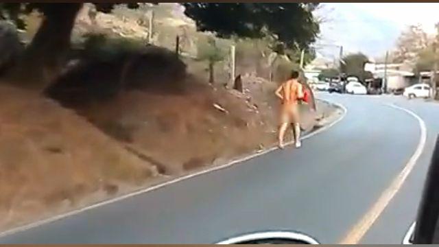 Imagen sacada del vídeo en el que se observa al ciudadano huir desnudo 
