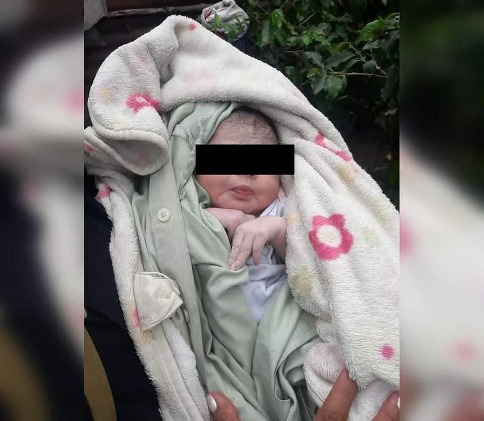 Rescatan con vida a niña recién nacida a quien arrojaron a una letrina 