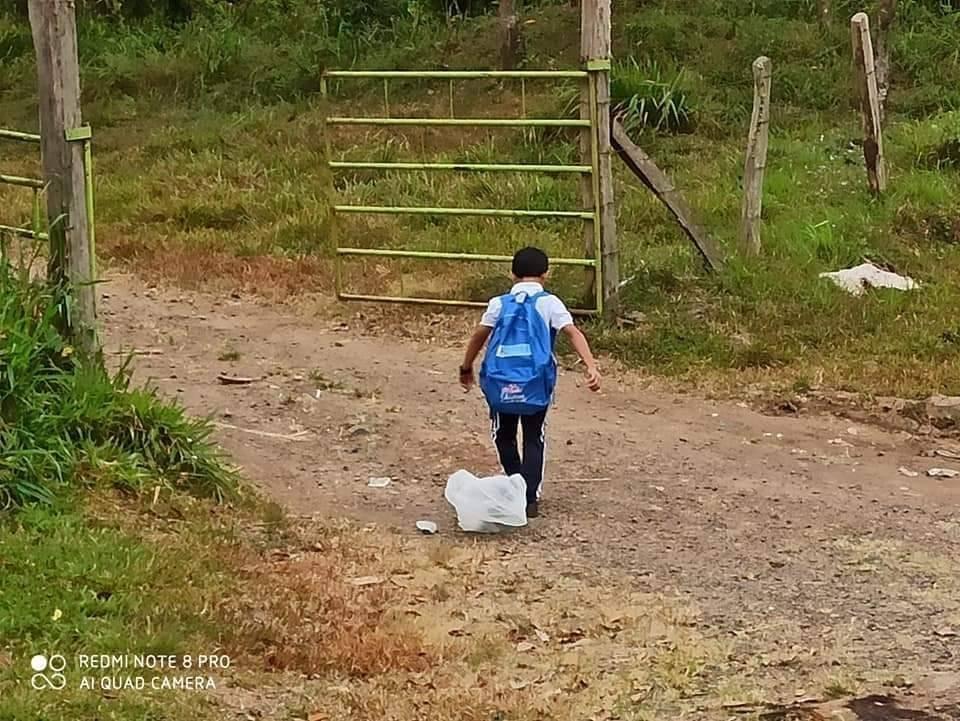 Niño de zona rural de Chontales recorre dos kilómetros para llegar a su escuela