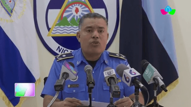 El Comisionado General Jaime Vanegas leyendo el comunicado de la Policía Nacional