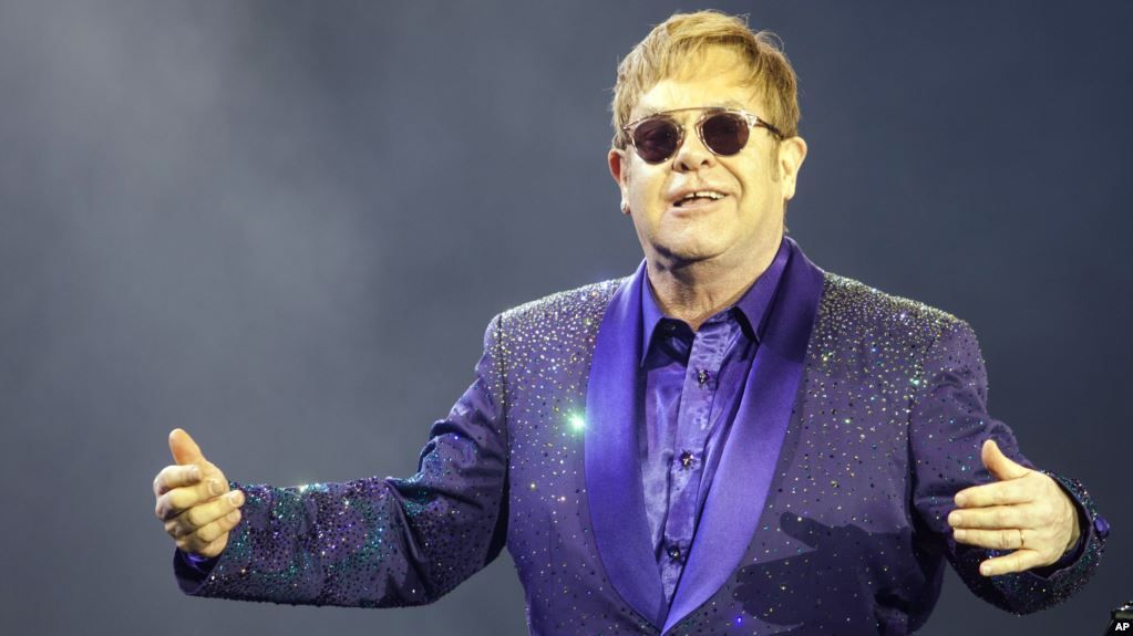 El músico británico Elton John recibirá premio por su lucha contra el SIDA en la Universidad de Harvard, Massachusetts, EE.UU.