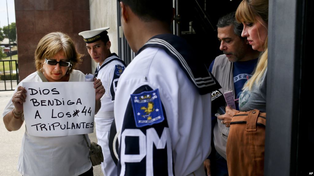 Una familiar de uno de los tripulantes del submarino argentino desaparecido llama la atención sobre su causa.