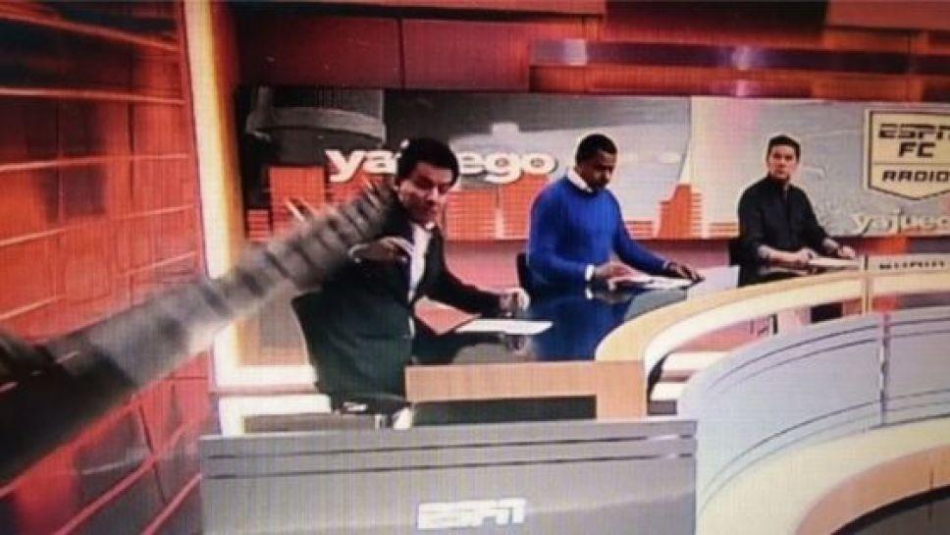 Video impactante: pantalla gigante cae encima de periodistas de ESPN