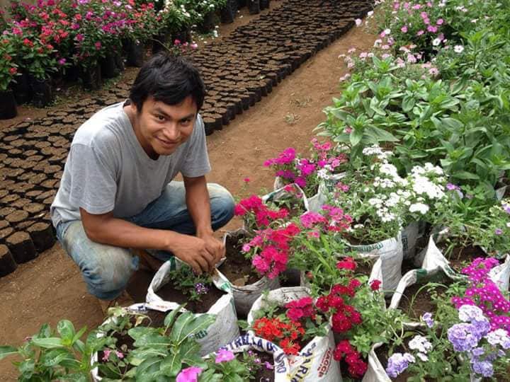 Imagen de cortesía, Periodista Ramón junto a las plantas del vivero del que él y su esposa son propietarios 