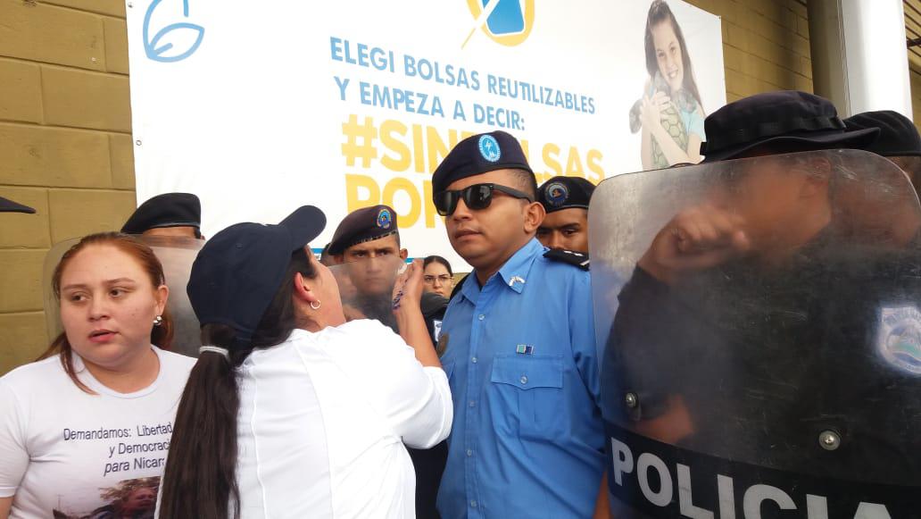 Policia agrediendo a manifestante en el Plantón Por la Democracia, entre los agredidas se encuentra la Periodista Joselin Rojas a quien le dieron un manotazoFotografía Cortesía de María Gómez