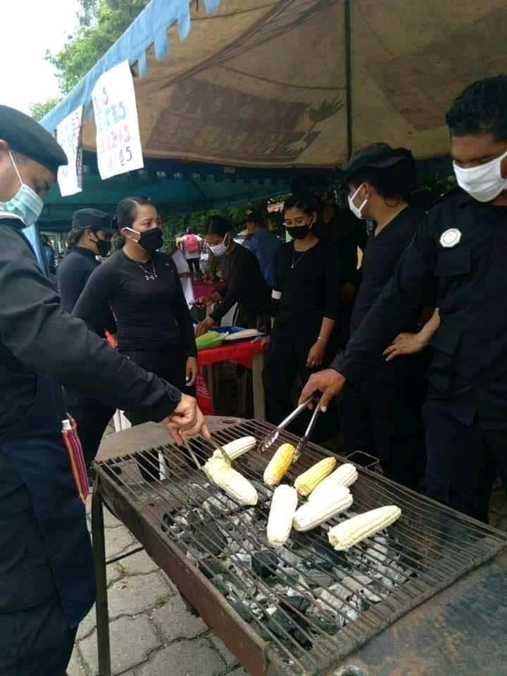 Policías vendiendo elotes/imagen tomada de redes sociales