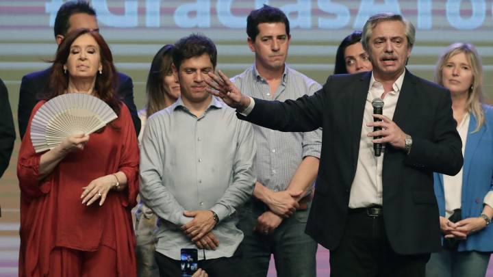 Alberto Fernández y Cristina Fernández junto a su equipo de campaña.imagen tomada de Argentina Diario As