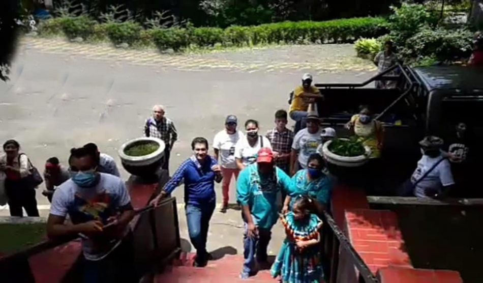 Un grupo de ciudadanos desobedece a la iglesia y hace procesión de Santo Domingo