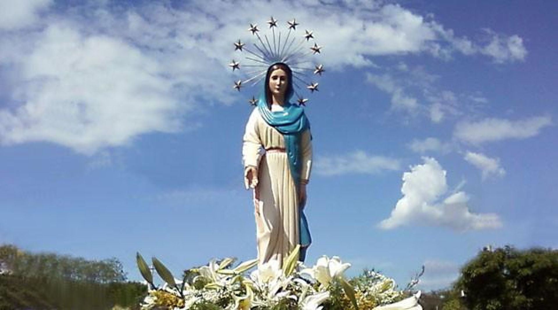 La primera aparición de la Virgen María comenzó el día 8 de mayo del 1980.