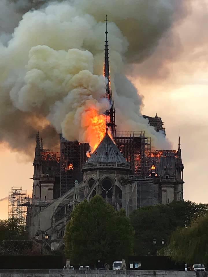 La alcaldesa de París, Anne Hidalgo, lo describió como un "incendio terrible" 