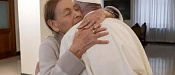 El Papa Francisco se reúne con la sobreviviente del Holocausto Edith Bruck en la Casa Santa Marta del Vaticano, el 27 de enero de 2022. | Vatican Media
