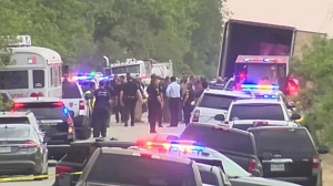 Encuentran a 50 migrantes muertos en un tráiler en San Antonio-Texas