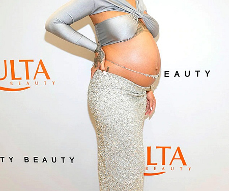 La cantante Rihana en el tercer trimestre de su embarazo. Foto tomada de la web.