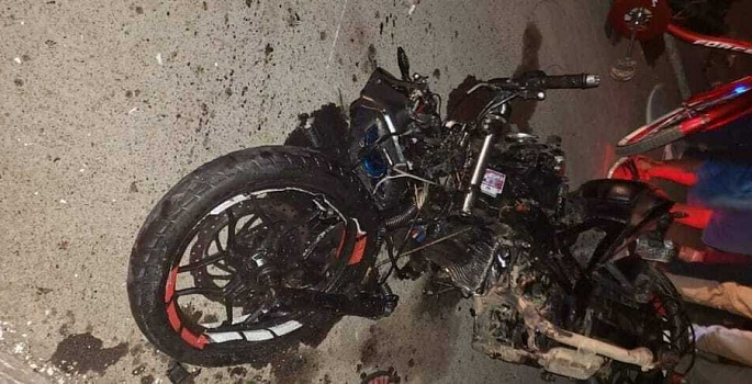 Motociclista muere al estrellarse contra un furgón en Somotillo