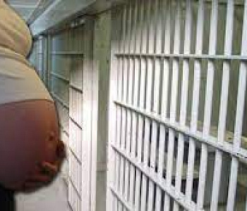Mujer transgénero en la cárcel embarazó a dos presas