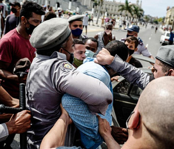 Cuba: arrestos, violencia policial y censura durante protesta 
