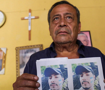Nicaragua reanudó el 1 de febrero de 2022 los juicios contra decenas de opositores al gobierno de Daniel de Ortega. Miguel Parajón muestra una fotografía de su hijo Yader, preso desde septiembre de 2021 y la espera de que sea dictada su sentencia.
