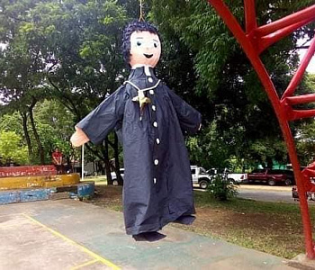 Estudiantes de la UNAN Managua Nicaragua cuelgan piñata con la figura de un sacerdote  