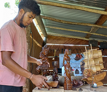 Los López, familia de artesanos que tallan la madera con talento y raíces caribeñas
