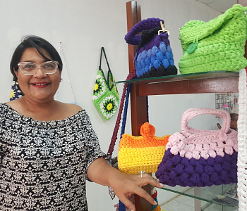 Brenda Elizabeth Molina, crea bolsos tejidos con trapillo. Su colorido es un elemento característico de sus diseños.