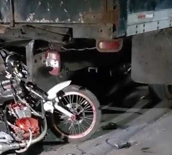 Motorizado pierde la vida tras impactar contra un camión estacionado