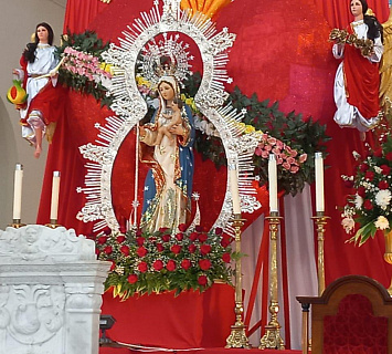 Imagen de la virgen Inmaculada en el altar mayor de la catedral de Managua 